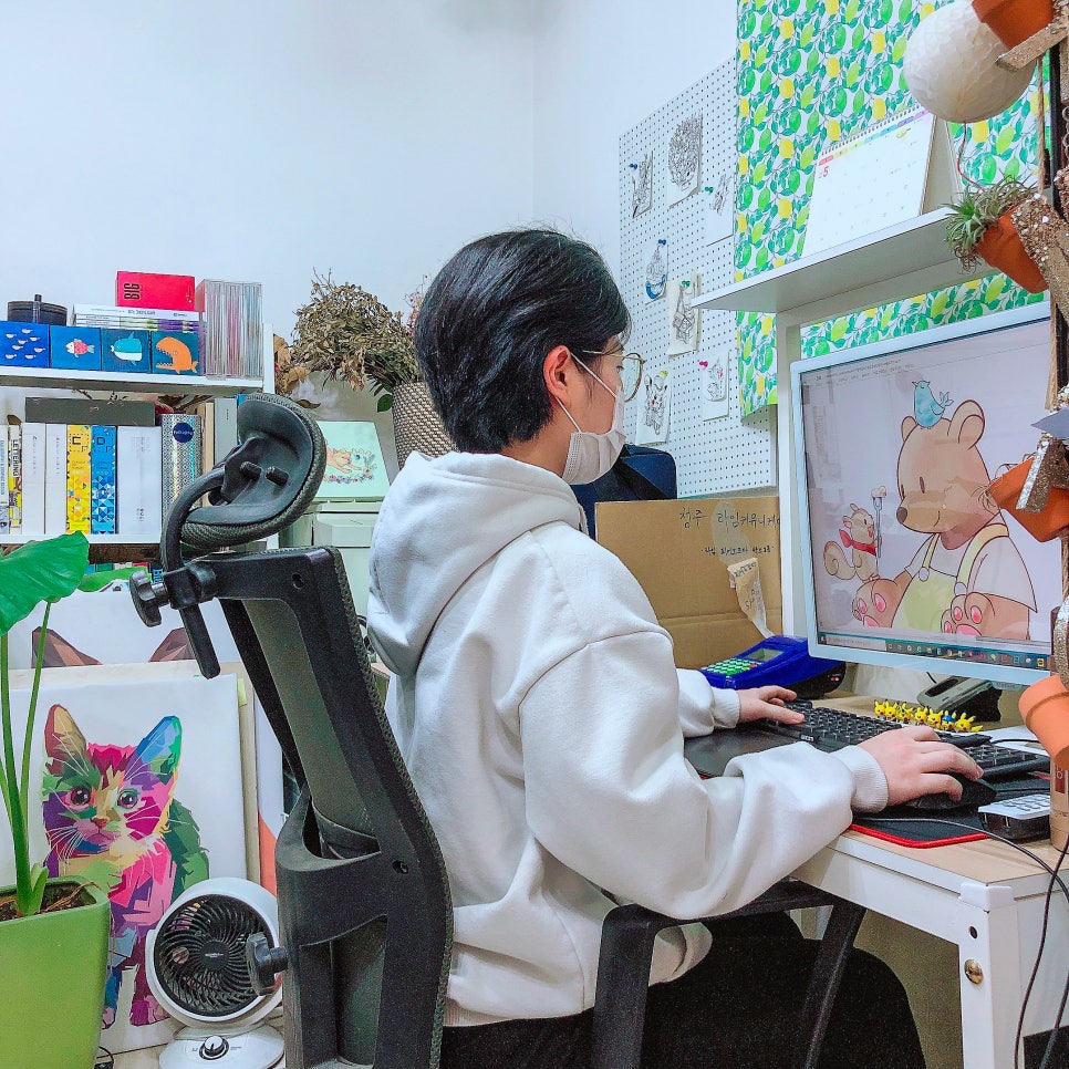 라임 디자이너가 모니터에서 캐릭터 일러스트를 직접 그리고 있는 모습